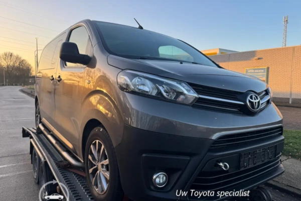 Moderne Toyota met een defecte motor klaar voor directe inkoop
