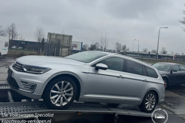 Kapotte Volkswagen Passat op een trailer
